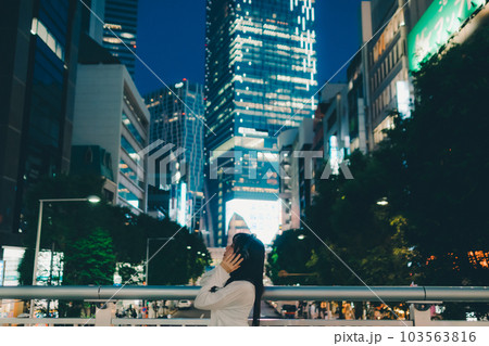 ヘッドフォンをしている若い女性 ヘッドフォンをしている若い女性 103563816