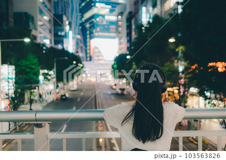ヘッドフォンをしている若い女性 ヘッドフォンをしている若い女性 103563826