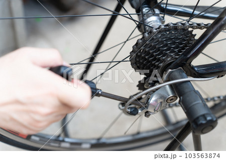 ロードバイクのリアディレイラーの調整 103563874