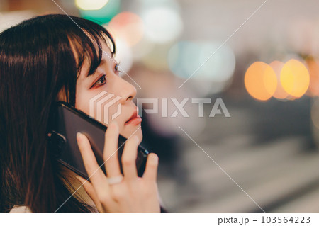 スマホで会話する若い女性 スマホで会話する若い女性 103564223