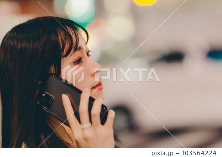 スマホで会話する若い女性 スマホで会話する若い女性 103564224