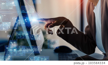 オフィスでPCを使う外国人エンジニアとデジタルテクノロジーイメージ 103564334