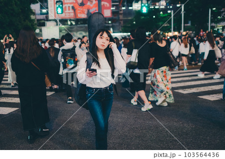 スマホを触る若い女性 103564436
