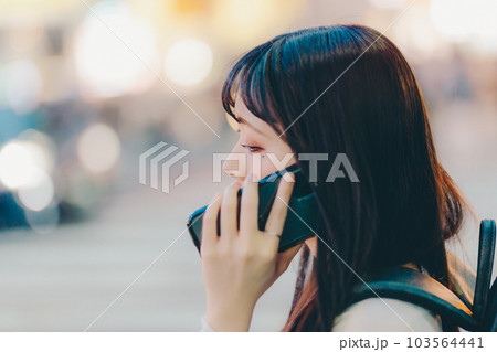 スマホを触る若い女性 103564441