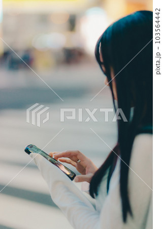スマホを触る若い女性 103564442