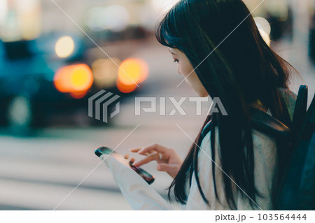 スマホを触る若い女性 スマホを触る若い女性 103564444