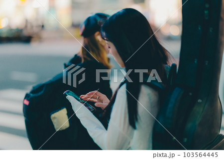 スマホを触る若い女性 スマホを触る若い女性 103564445