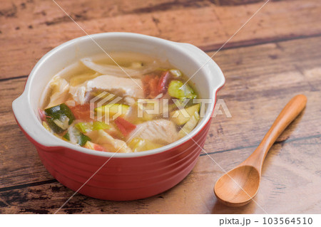 野菜たくさんのチキンスープ 103564510