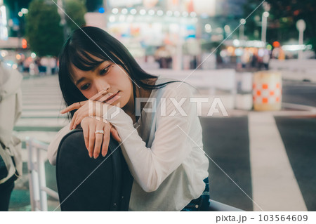 ギターを持って佇むクールな若い女性 103564609