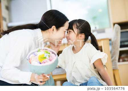 お母さんに花束を渡す女の子 お母さんに花束を渡す女の子 103564776