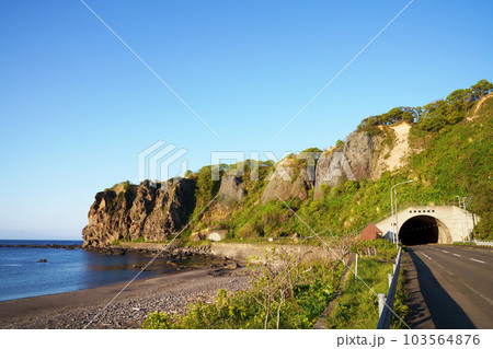 武威トンネルと日本海　北海道 103564876