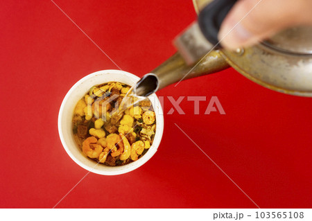 カップ麺にお湯を注ぐ 103565108