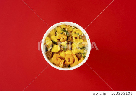 お湯をかけたカップラーメン お湯をかけたカップラーメン 103565109