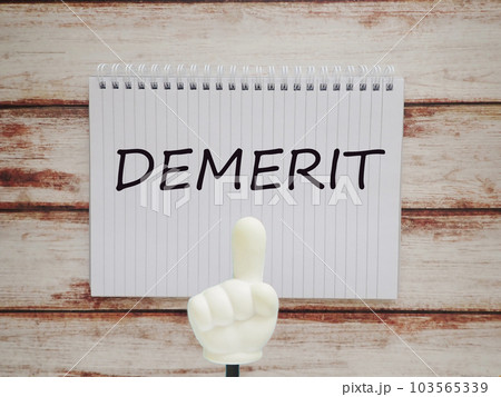 ノートにdemeritデメリットの文字と指差し棒の写真素材 [103565339] - PIXTA