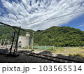 黒部峡谷鉄道のトロッコ列車から眺めるエメラルドグリーンの黒部川 103565514