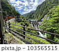 黒部峡谷鉄道のトロッコ列車から眺める黒部川のダム 103565515