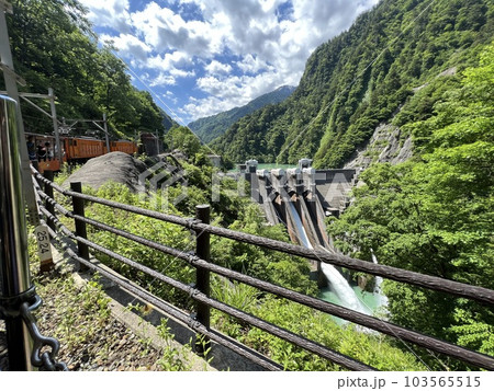 黒部峡谷鉄道のトロッコ列車から眺める黒部川のダム 103565515