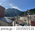 黒部宇奈月温泉の古い街並みと雄大な山 103565516