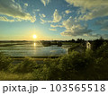 日本海に沈む美しい夕日 103565518