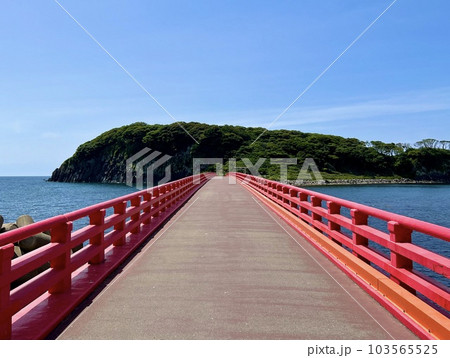 青空の中福井県雄島へ渡る真っ赤な直線の橋 103565525