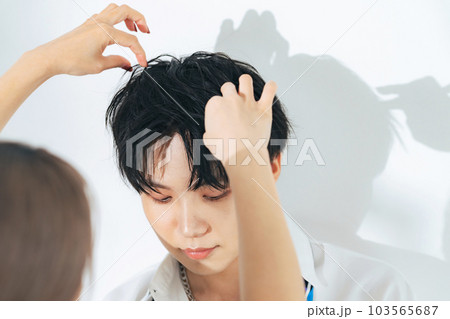ヘアメイクを受ける男性モデル 103565687