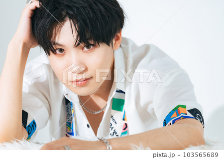 男性のファッションポートレート　メンズコスメ　スキンケア 103565689