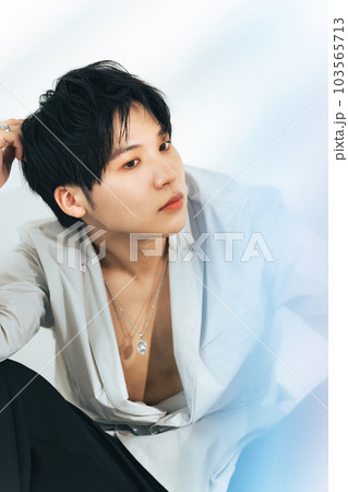 男性のファッションポートレート　メンズコスメ　スキンケア 103565713