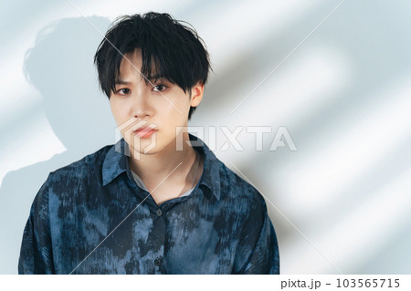 男性のファッションポートレート メンズコスメ スキンケア 男性のファッションポートレート メンズコスメ スキンケア 103565715