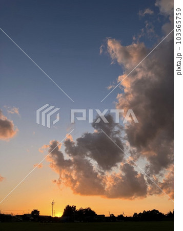 夕焼け空_赤く燃える夕焼け空_ 夕闇迫る空色 夕焼け空_赤く燃える夕焼け空_ 夕闇迫る空色 103565759