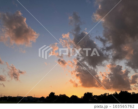 夕焼け空_赤く燃える夕焼け空_ 夕闇迫る空色 夕焼け空_赤く燃える夕焼け空_ 夕闇迫る空色 103565762