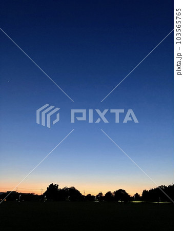 夕焼け空_赤く燃える夕焼け空_ 夕闇迫る空色 夕焼け空_赤く燃える夕焼け空_ 夕闇迫る空色 103565765