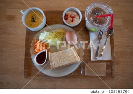 モーニングメニュー　健康的な朝食　ブランチ 103565796