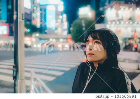 音楽を聴くクールな若い女性 103565891