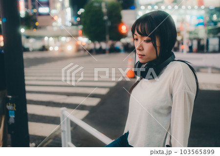 音楽を聴くクールな若い女性 103565899