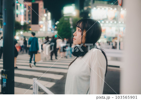 音楽を聴くクールな若い女性 103565901