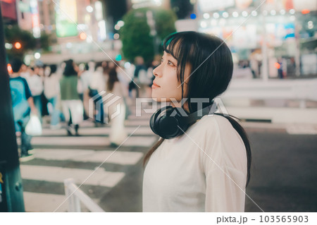 音楽を聴くクールな若い女性 103565903