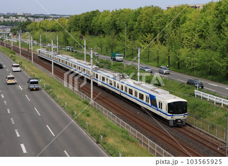 泉北ニュータウンを走る泉北高速7000系電車 103565925