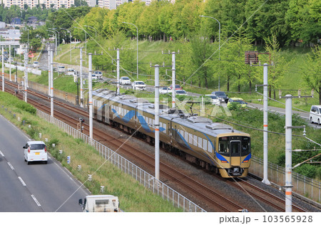 泉北高速鉄道　泉ヶ丘駅付近を走る泉北ライナー 103565928