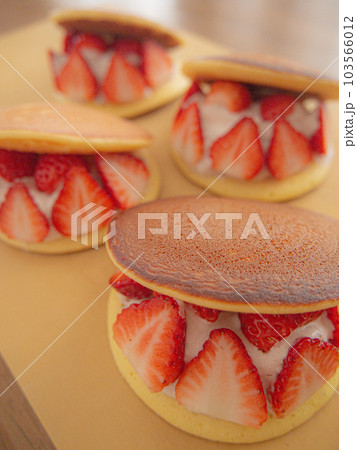 お菓子作り 苺の生どら焼き お菓子作り 苺の生どら焼き 103566012