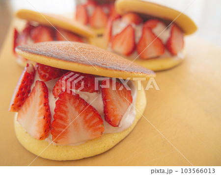 お菓子作り 苺の生どら焼き お菓子作り 苺の生どら焼き 103566013
