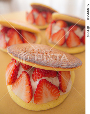 お菓子作り　苺の生どら焼き 103566015
