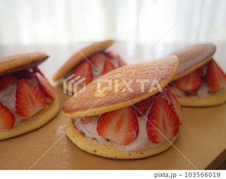 お菓子作り　苺の生どら焼き 103566019