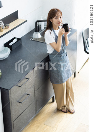 キッチンでコーヒーを飲む女性 103566121