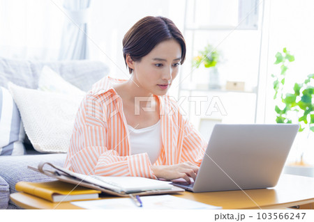 ビジネス 自宅で仕事をする女性 ビジネス 自宅で仕事をする女性 103566247