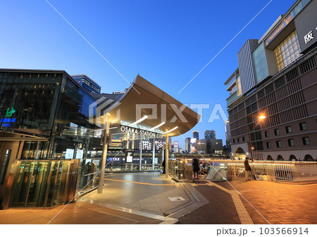 大阪市 阪神前歩道橋の夕暮れ 大阪市 阪神前歩道橋の夕暮れ 103566914