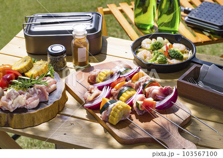 バーベキュー用の食材 103567100