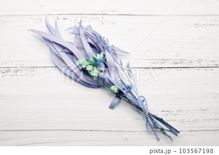 レトロな花束と木目調の机 レトロな花束と木目調の机 103567198