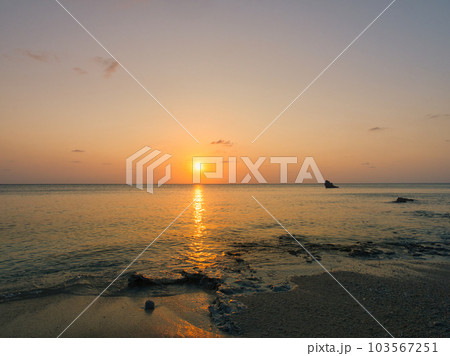 沖縄県読谷村。バンタカフェのビーチの夕景。 沖縄県読谷村。バンタカフェのビーチの夕景。 103567251