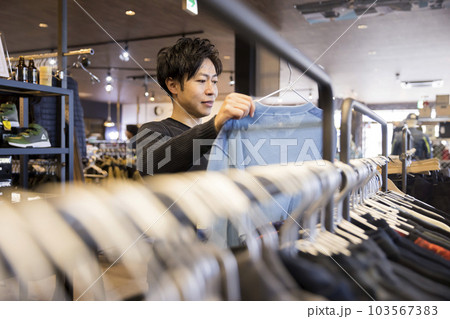 洋服屋で洋服を見る男性 洋服屋で洋服を見る男性 103567383