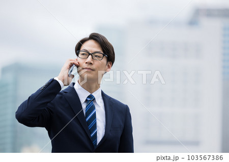 ビジネス　スマホを持っている男性のポートレート 103567386